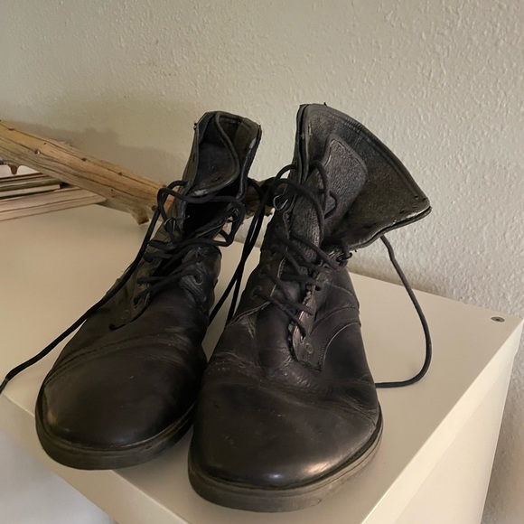 Black boots with pattern. Trendily worn. - Picture 4 of 4